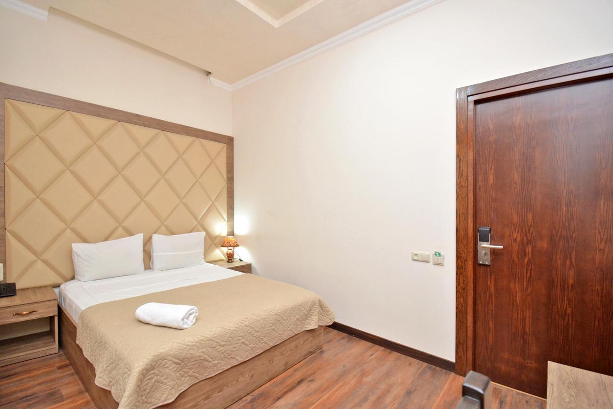 Partez Hotel Ереван Экстерьер фото