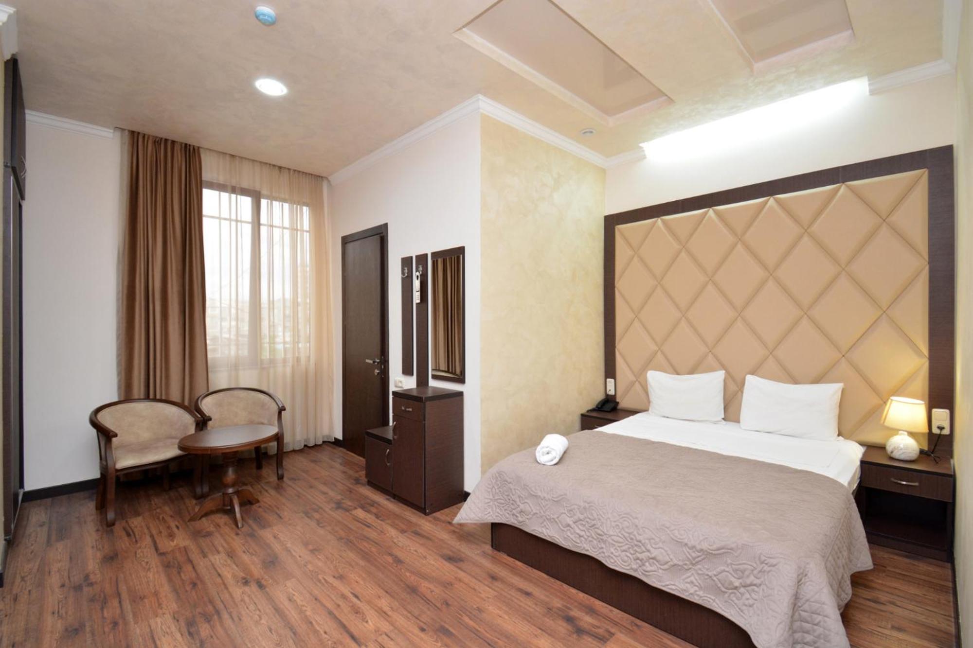Partez Hotel Ереван Экстерьер фото